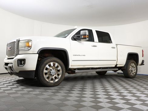 Used 2015 GMC Sierra 2500 Denali image 1