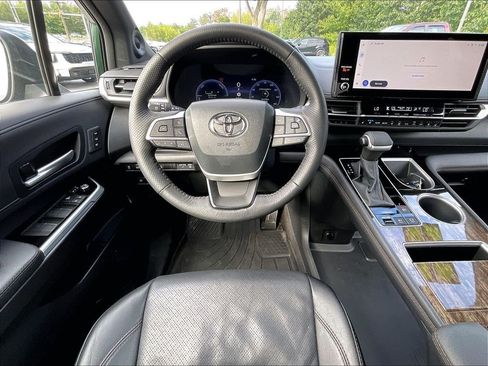Used 2025 Toyota Sienna Platinum AWD/4WD image 17