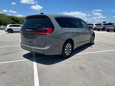 Used 2023 Chrysler Pacifica Touring-L FWD image 5
