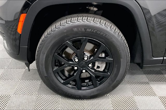 Used 2025 Jeep Grand Cherokee L Altitude AWD/4WD image 10