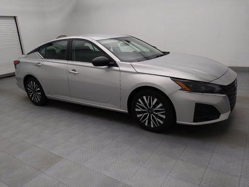 Used 2024 Nissan Altima 2.5 SV image 11