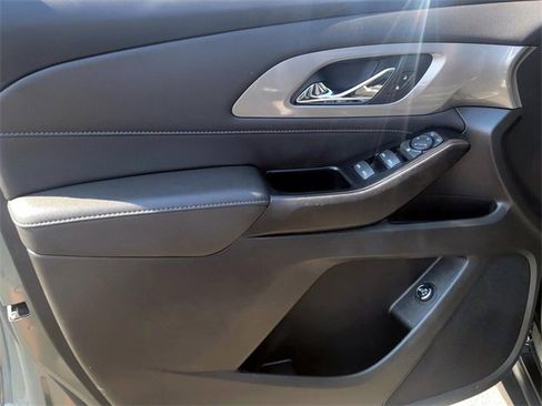 Used 2023 Chevrolet Traverse LT image 10