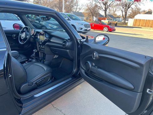 Used 2018 MINI Cooper 2-Door Hardtop image 17