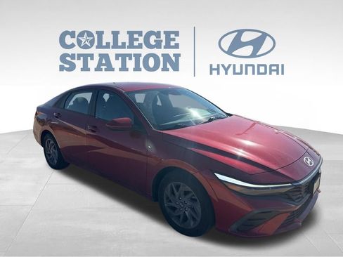 Used 2024 Hyundai Elantra SEL image 3