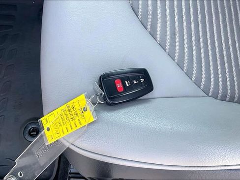 Used 2022 Toyota Camry SE image 11