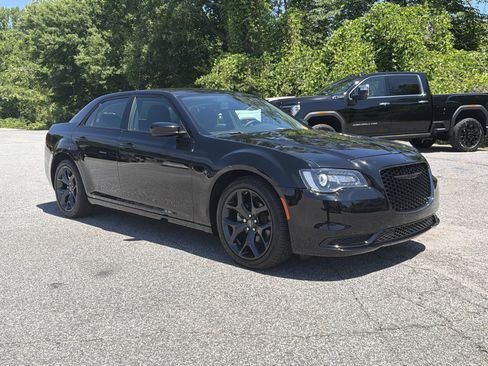 Used 2022 Chrysler 300 Touring w/ Sport Appearance Package RWD image 22