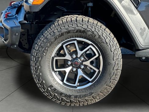 Certified 2025 Jeep Gladiator Rubicon w/ Safety Group image 31