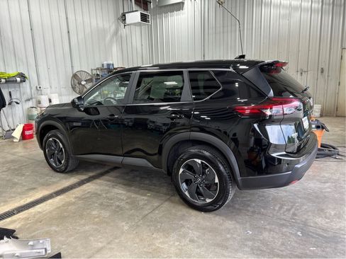 Used 2024 Nissan Rogue SV AWD/4WD image 3