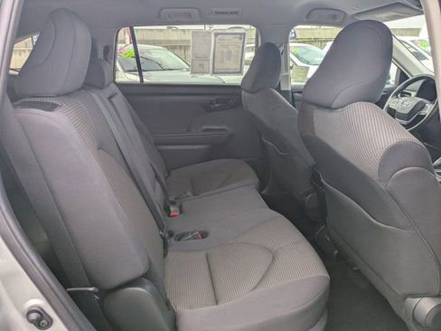 Used 2025 Toyota Highlander LE image 7