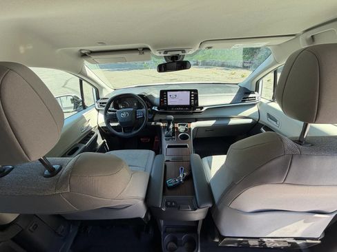 Used 2022 Toyota Sienna LE AWD/4WD image 45