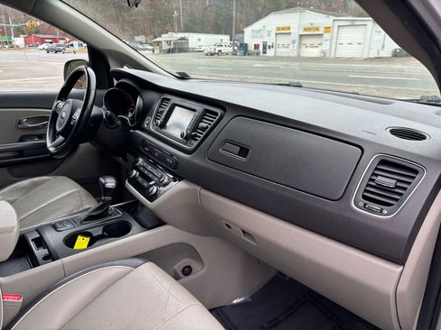 Used 2017 Kia Sedona LX w/ LX Essentials Premium Package image 18