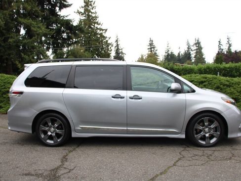 Used 2015 Toyota Sienna SE w/ SE Preferred Package FWD image 13
