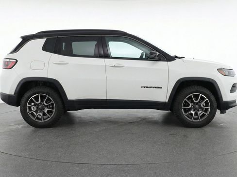 Used 2025 Jeep Compass Trailhawk AWD/4WD image 11