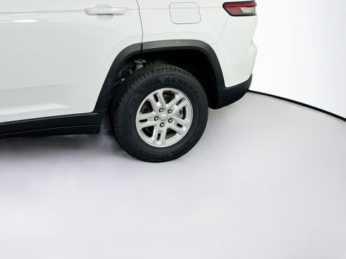 Used 2023 Jeep Grand Cherokee Laredo AWD/4WD image 28