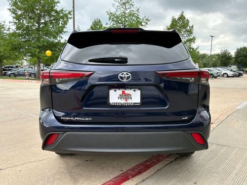Used 2025 Toyota Highlander LE FWD image 6