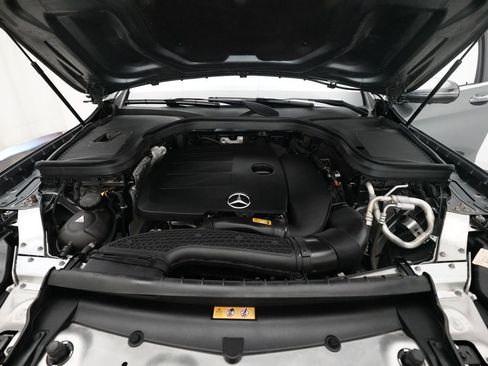 Used 2021 Mercedes-Benz GLC 300 4MATIC image 3