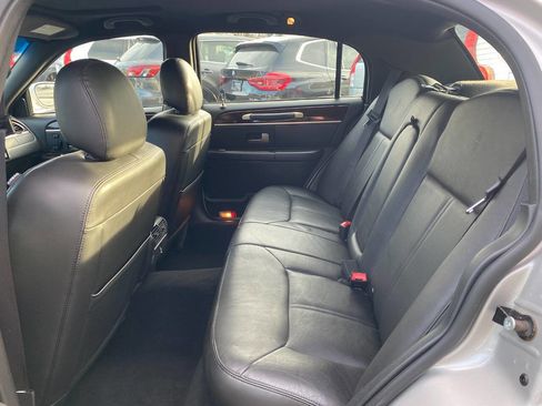 Used 2008 Lincoln Town Car Signature Limited image 19