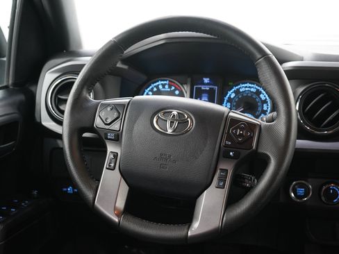 Used 2020 Toyota Tacoma TRD Sport AWD/4WD image 17