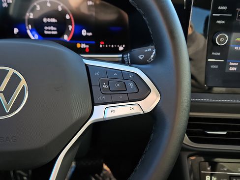 Certified 2025 Volkswagen Taos SE image 17