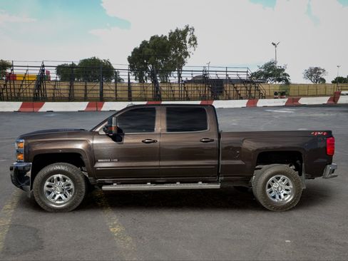 Used 2018 Chevrolet Silverado 2500 LT AWD/4WD image 5