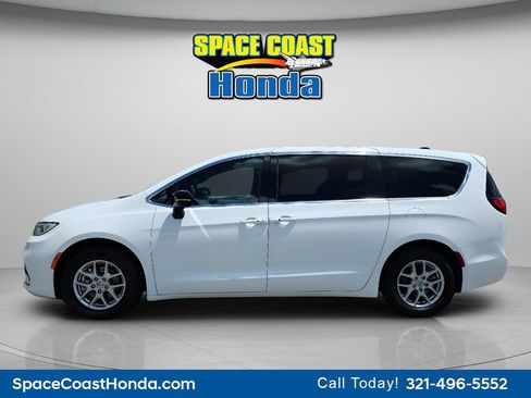 Used 2025 Chrysler Pacifica Select FWD image 6