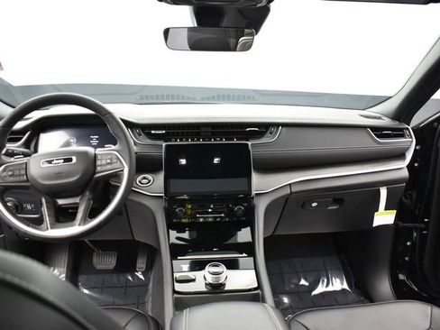 Used 2025 Jeep Grand Cherokee L Limited image 10