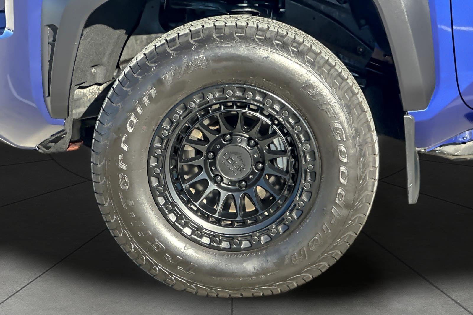 Certified 2025 Toyota Tacoma TRD Off-Road AWD/4WD image 24
