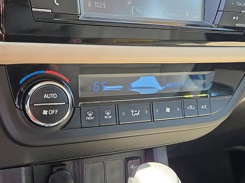 Used 2015 Toyota Corolla LE FWD image 18