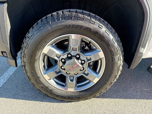 Used 2025 GMC Sierra 2500 SLT w/ SLT Premium Package image 19