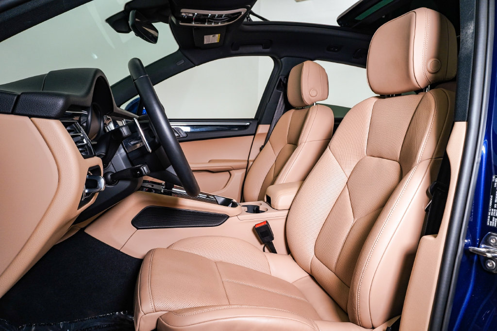Certified 2026 Porsche Macan AWD/4WD image 5