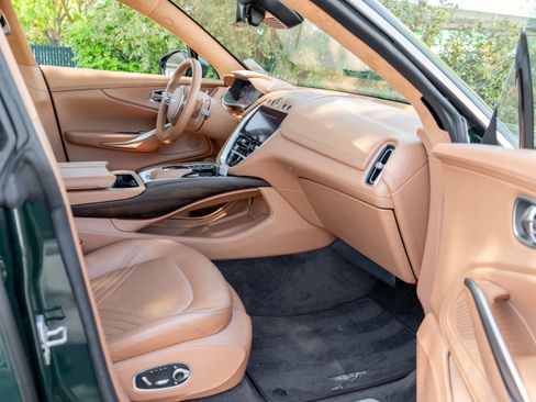 Used 2021 Aston Martin DBX AWD/4WD image 32