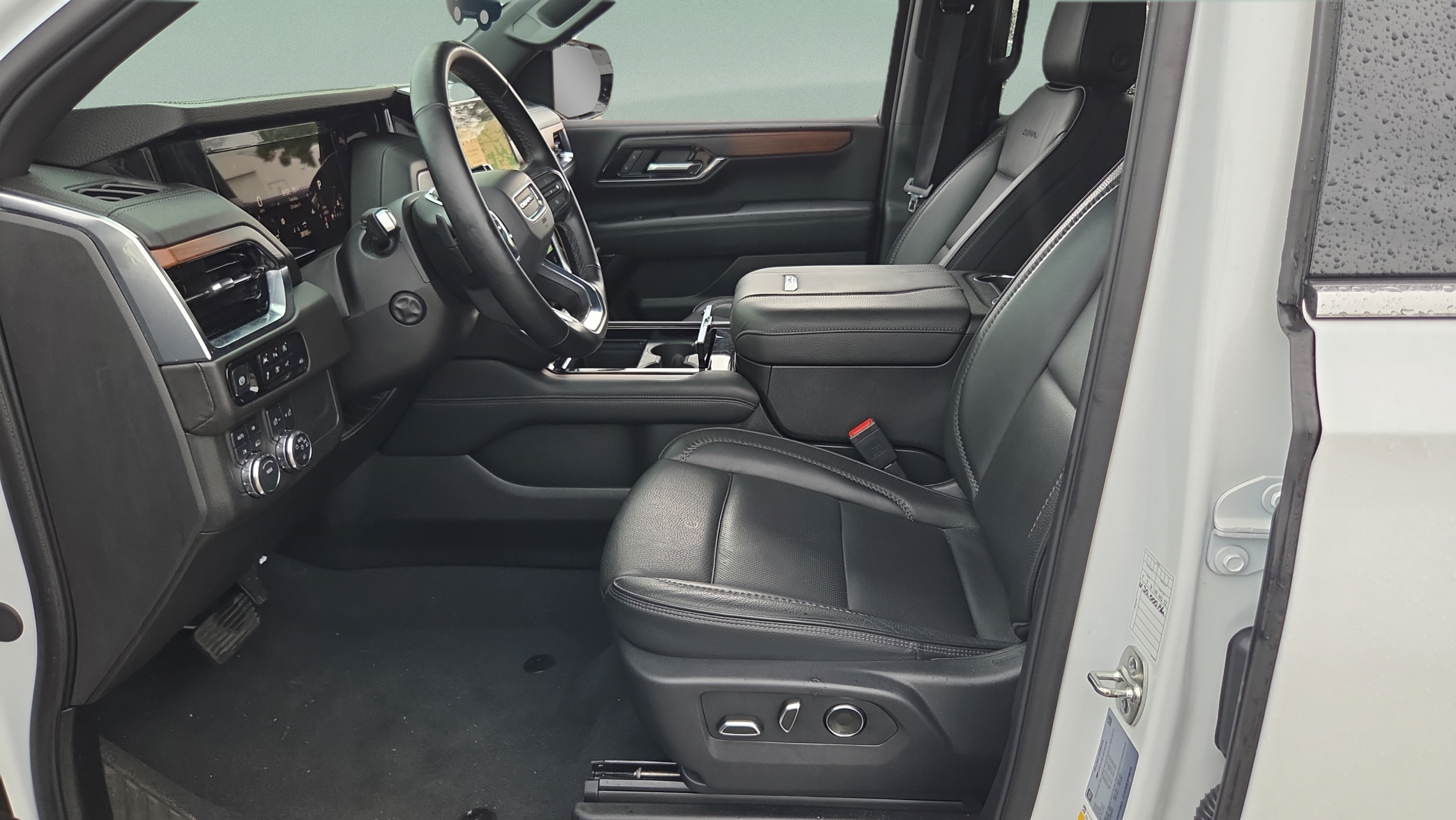 Used 2025 GMC Yukon XL Denali AWD/4WD image 10