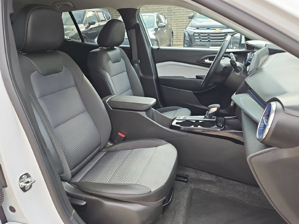 Used 2025 Chevrolet Trax LT w/ LT Convenience Package FWD image 31