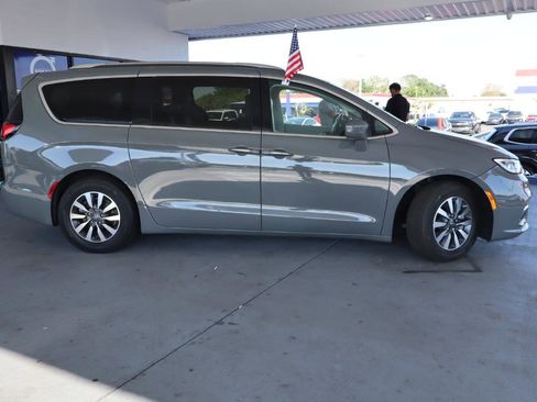 Used 2021 Chrysler Pacifica Touring-L image 6