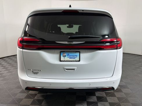 Used 2024 Chrysler Pacifica Touring-L FWD image 8