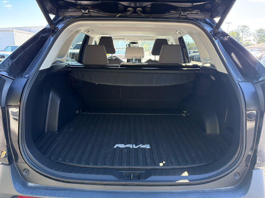 Used 2020 Toyota RAV4 XLE w/ Convenience Package FWD image 22