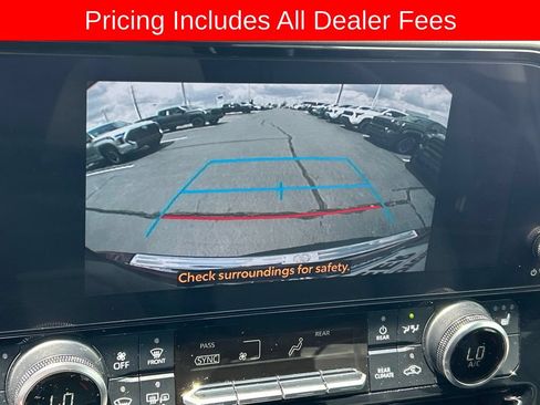 Used 2024 Toyota Highlander XLE FWD image 14
