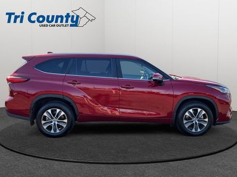 Used 2023 Toyota Highlander XLE image 9