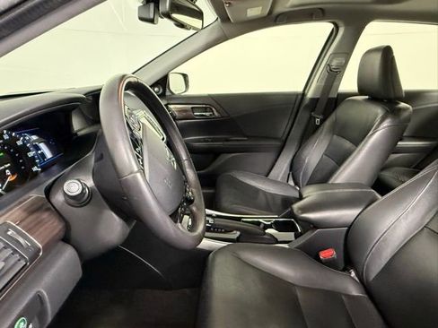 Used 2017 Honda Accord Touring image 30