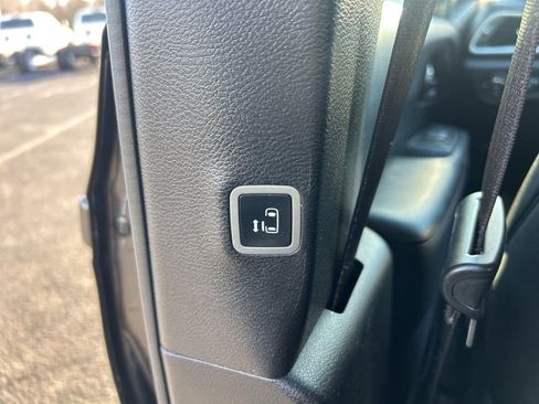 Used 2020 Chrysler Pacifica Touring-L image 14