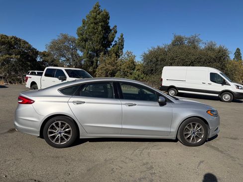 Used 2017 Ford Fusion SE w/ Fusion SE Technology Package FWD image 6