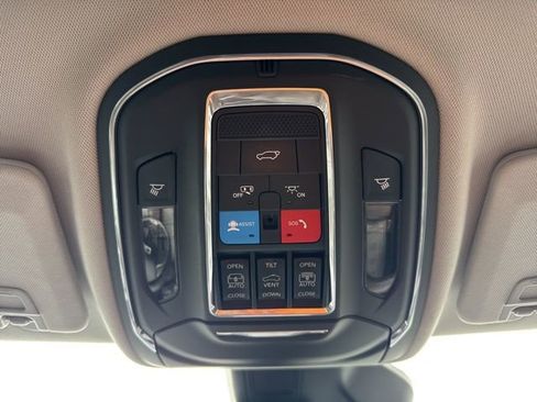 Used 2022 Jeep Grand Cherokee Limited image 25