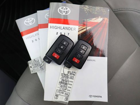 Used 2017 Toyota Highlander Limited FWD image 28