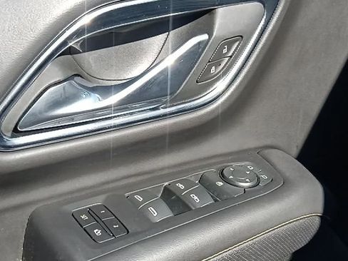 Used 2024 GMC Yukon XL SLT image 12