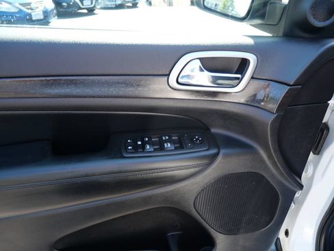 Used 2018 Jeep Grand Cherokee Laredo AWD/4WD image 14