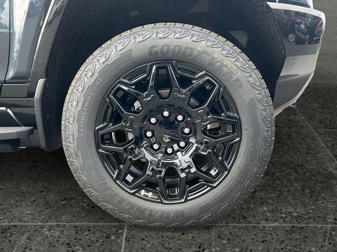 New 2025 GMC Hummer EV 2X w/ LPO, Dark Essentials Package image 9