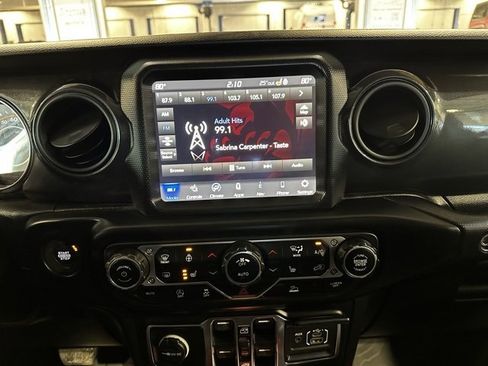 Used 2022 Jeep Gladiator Sport image 30