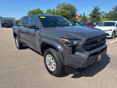 Used 2025 Toyota Tacoma SR5 AWD/4WD image 10