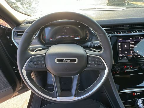 Used 2025 Jeep Grand Cherokee Altitude image 28