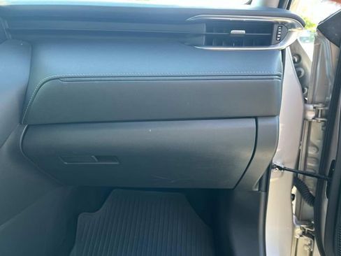 Used 2021 Toyota Venza LE image 28